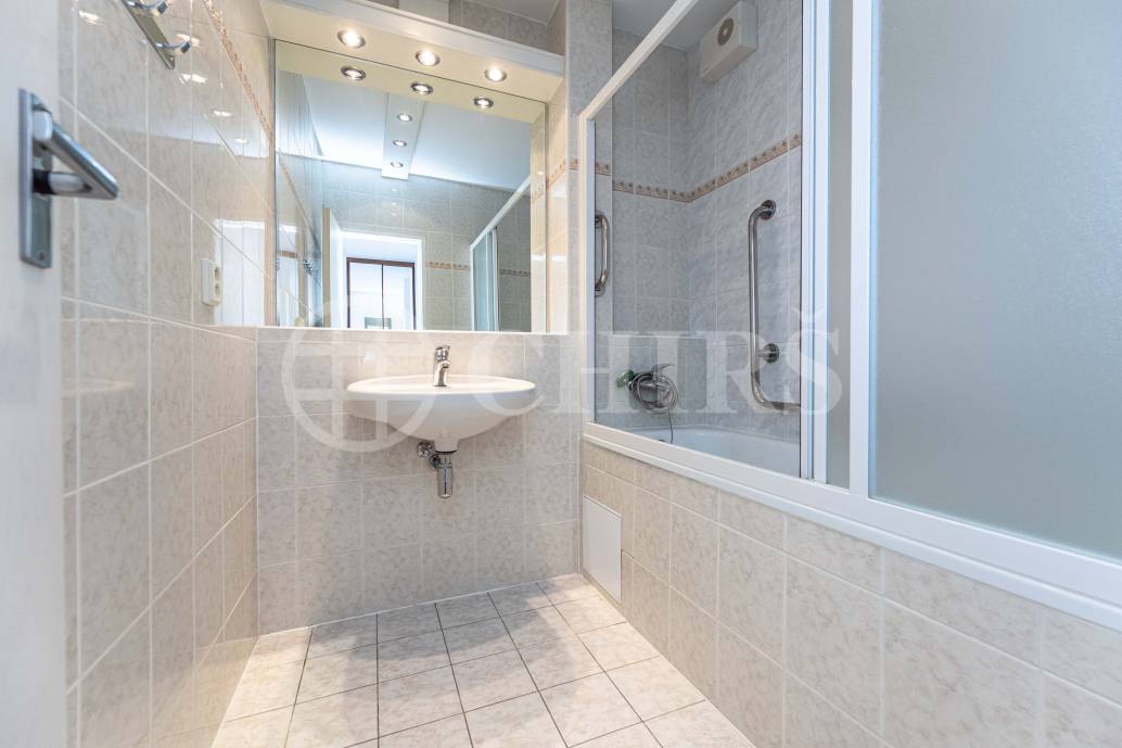Prodej bytu 3+1, 138m2, balkon, 2x terasa, sklep a garážové stání, OV, ul. Sluneční nám. 2560/4, Praha 5 - Stodůlky