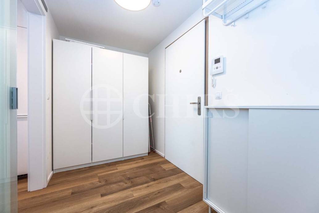 Pronájem bytu 1+kk s balkonem, OV, 42m2, ul. V Háji 1633/12, Praha 7 - Holešovice
