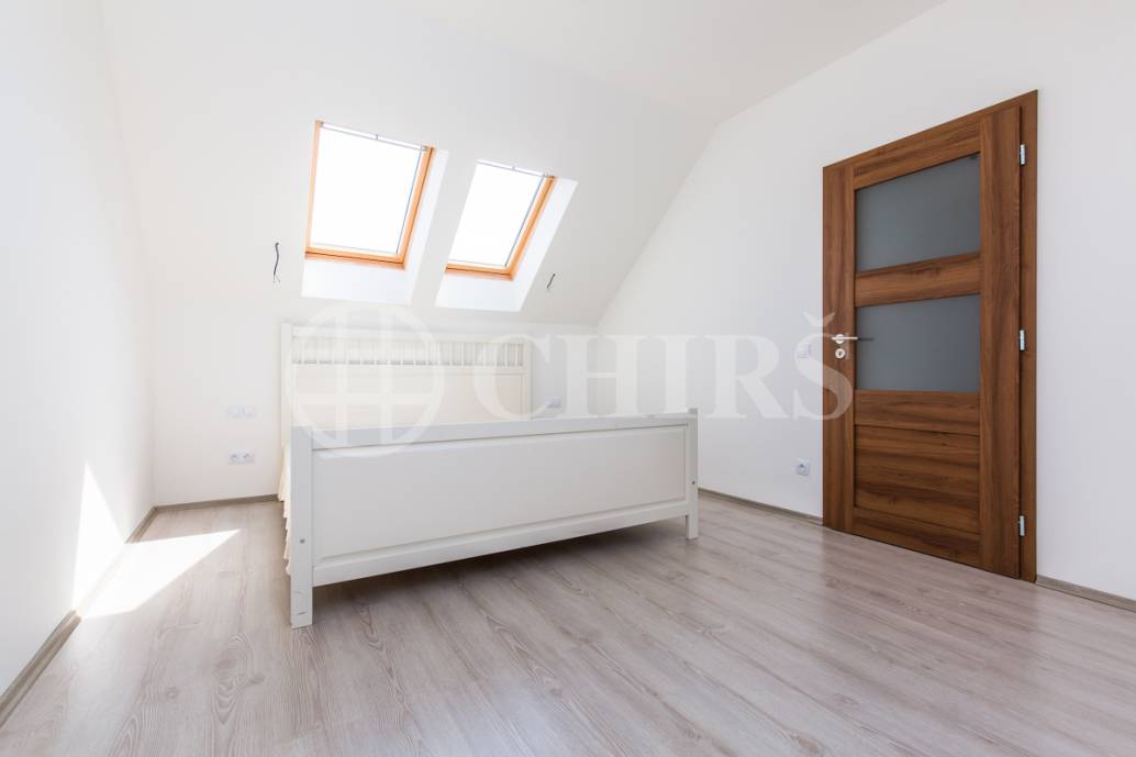 Prodej rodinného domu 5+kk s terasou a garáží, OV, 150m2, Holubice - Kozinec, Praha - západ