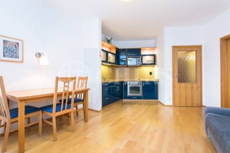 Prodej bytu 2+kk s předzahrádkou a terasou, OV, 49m2, ul. Högerova 1098/15, Praha 5 - Hlubočepy