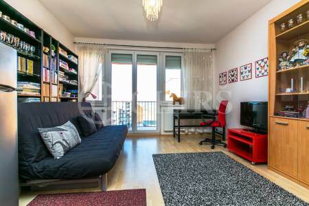 Prodej bytu 1+kk s balkonem a garážovým stáním, OV, 29,5m2, ul. Na Výrovně 2693/2, Praha 5 - Stodůlky
