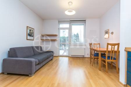 Prodej bytu 2+kk s předzahrádkou a terasou, OV, 49m2, ul. Högerova 1098/15, Praha 5 - Hlubočepy