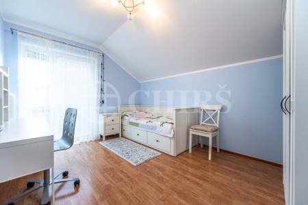 Prodej rodinného domu 5+kk s bazénem a garáží, ul. Za Farou 810/79, Praha 5 - Slivenec