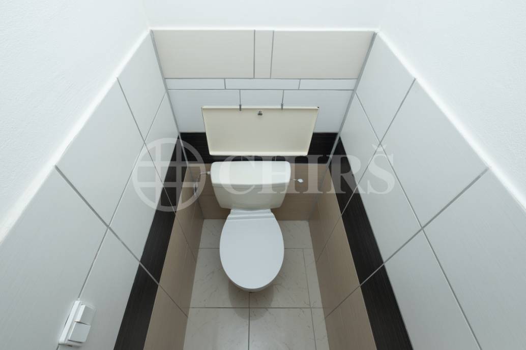 Prodej bytu 4+1, 75 m², OV, se sklepem, ul.Hviezdoslavova 501/9, Praha 11- Haje Prodej bytu 4+1, 75 m², OV, se sklepem, ul.Hviezdoslavova 501/9, Praha 11- Haje