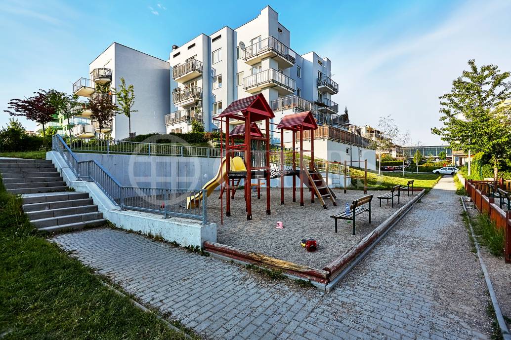 Pronájem bytu 2+kk s balkonem a garážovým stáním, OV, 68m2, ul. Kakosova 977/2, Praha 5 - Řeporyje