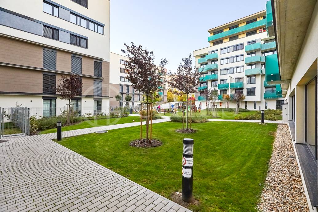 Pronájem bytu 2+kk s balkonem, OV, 53m2, ul. Na Zlatě 2835/1, Praha 13 - Nové Butovice