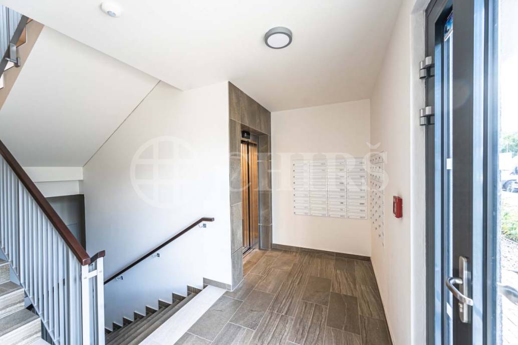 Pronájem bytu 1+kk s balkonem, OV, 30m2, ul. K Metru 227/151, Praha 5 - Stodůlky