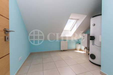 Prodej rodinného domu 6+1, 360 m2 s terasou,  zahradou, bazénem a garážovým stáním, Trnová 179, Trnová u Jíloviště 