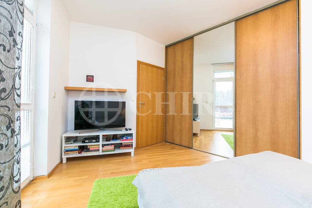Prodej bytu 2+kk s předzahrádkou a terasou, OV, 49m2, ul. Högerova 1098/15, Praha 5 - Hlubočepy