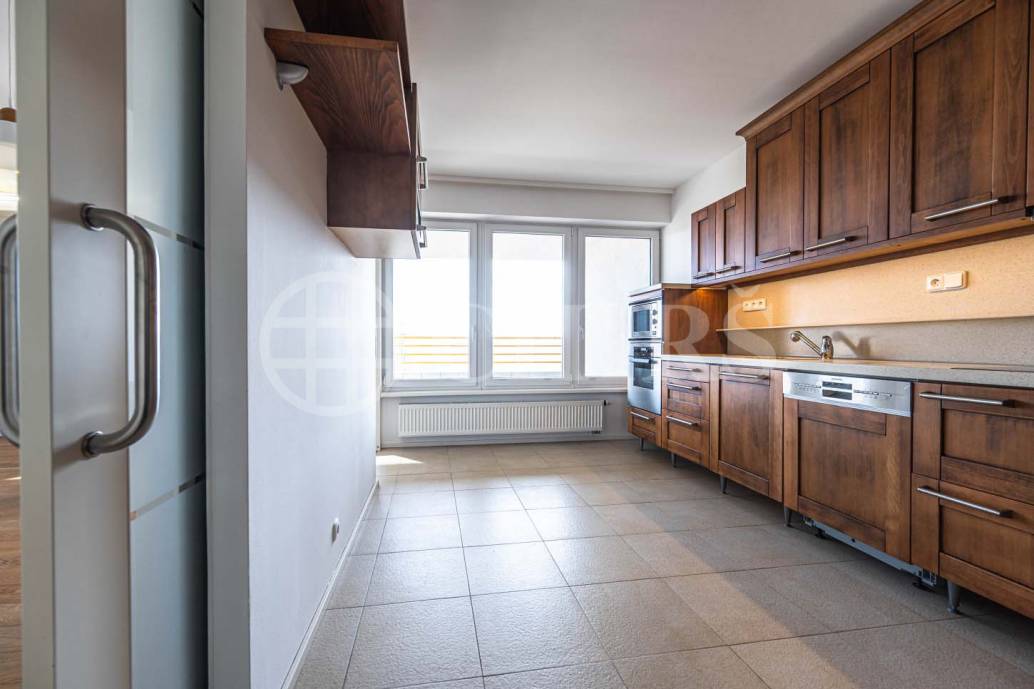 Prodej bytu 4+1 s balkonem, lodžií, sklepem a garážovými stáními, OV, 172m2, ul. Klausova 1361/13a, Praha 5 - Stodůlky