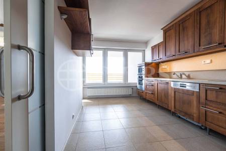 Prodej bytu 4+1 s balkonem, lodžií, sklepem a garážovými stáními, OV, 172m2, ul. Klausova 1361/13a, Praha 5 - Stodůlky