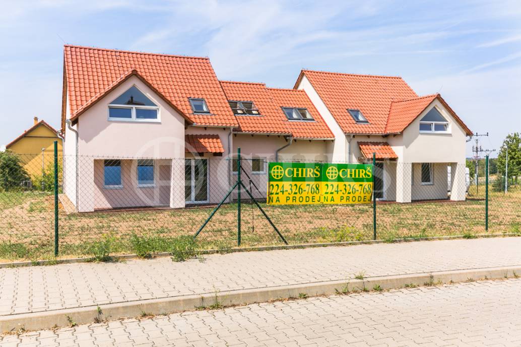 Prodej rodinného domu 5+kk s terasou a garáží, OV, 150m2, Holubice - Kozinec, Praha - západ