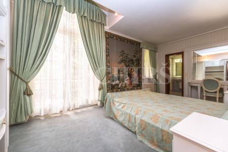 Pronájem rodinného domu 9+1 se zahradou, bazénem a garáží, OV, 390 m2, ul. Ke Školce, Průhonice, Praha-západ