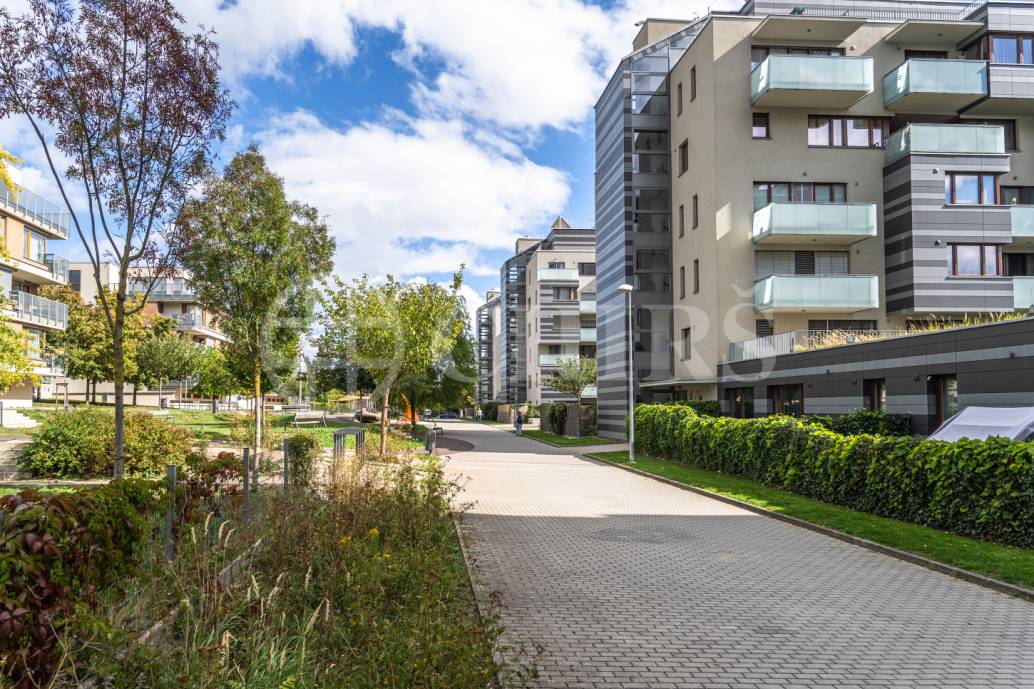 Pronájem bytu 3+kk se dvěma balkony, sklepem a garážovým stáním, OV, 81m2, ul. Pod Stolovou horou 984/5, Praha 5 – Jinonice