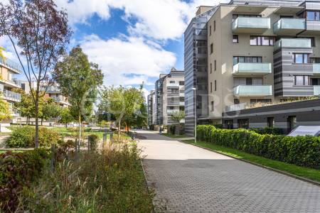 Pronájem bytu 3+kk se dvěma balkony, sklepem a garážovým stáním, OV, 81m2, ul. Pod Stolovou horou 984/5, Praha 5 – Jinonice