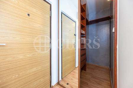 Pronájem bytu 2+1, 43m2, šatna, sklep ul. Na Betonce 1361/3, Praha 5 - Radotín