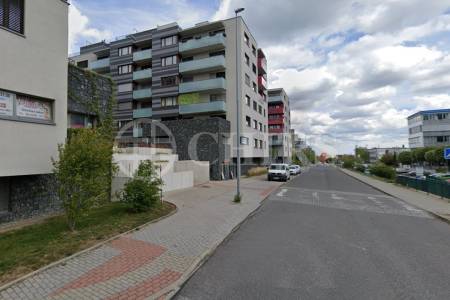 Pronájem bytu 3+kk s balkonem a garážovým stáním, OV, 86m2, ul. Pod stolovou horou 975/3, Praha 5 - Jinonice