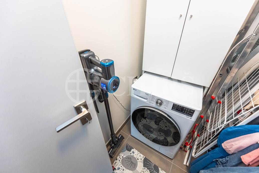 Pronájem bytu 3+kk, 77m² s předzahrádkou, sklepem a garážovým stáním, OV, ul. Bělohlávkova 3158/6, Praha 5 - Stodůlky