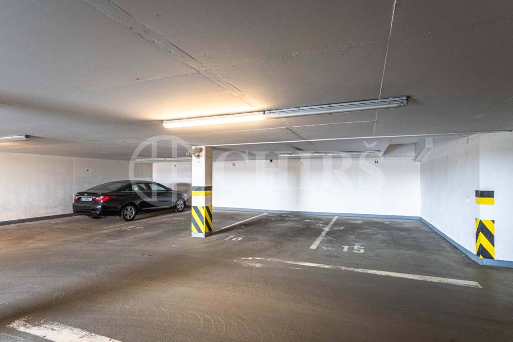 Prodej bytu 4+1 s balkonem, lodžií, sklepem a garážovými stáními, OV, 172m2, ul. Klausova 1361/13a, Praha 5 - Stodůlky