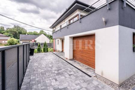 Prodej rodinného domu 5+kk s bazénem, zahradou a garáží, ul. U Mlýna 324, Chrustenice