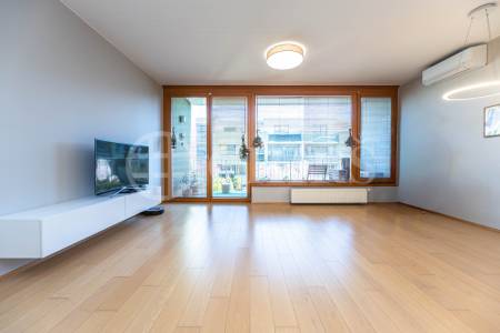 Pronájem bytu 3+kk s balkonem, lodžií a dvěma garážovými stáními, OV, 86 m², ul. Vacínovská 831/6, Praha 5 – Jinonice