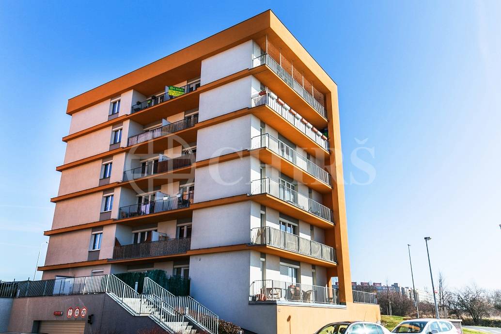 Prodej bytu 1+kk s balkonem a garážovým stáním, OV, 29,5m2, ul. Na Výrovně 2693/2, Praha 5 - Stodůlky