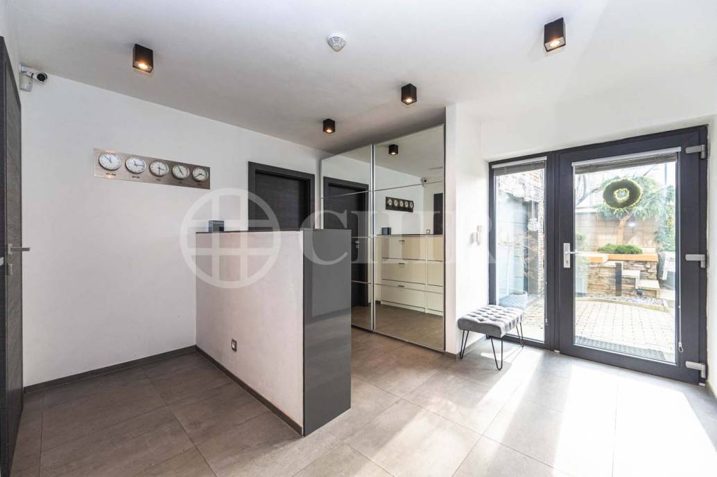 Prodej rodinného domu 5+kk s terasou, dvěma garážemi a zahradou, ul. K Rozvodně 1094/26, Praha 5 - Slivenec