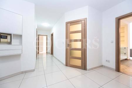 Prodej bytu 4+kk s terasou a uzamykatelnými garážemi, OV, 180m2, ul. Klausova 2559/11, Praha 5 - Stodůlky