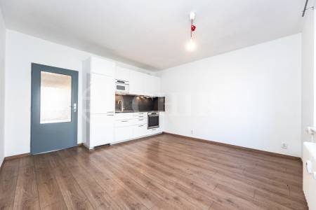 Prodej bytu 1+1 se sklepem, OV, 53 m², ul. Zavadilova 96/14, Praha 6 – Dejvice.