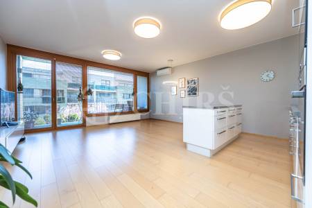 Pronájem bytu 3+kk s balkonem, lodžií a dvěma garážovými stáními, OV, 86 m², ul. Vacínovská 831/6, Praha 5 – Jinonice