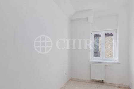 Prodej bytové jednotky s pochozí střechou 2+1, OV, 53 m2, ul. Za Vokovickou vozovnou 362/19, P- 6