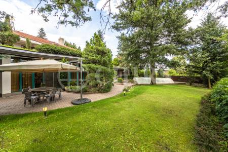 Pronájem rodinného domu 9+1 se zahradou, bazénem a garáží, OV, 390 m2, ul. Ke Školce, Průhonice, Praha-západ