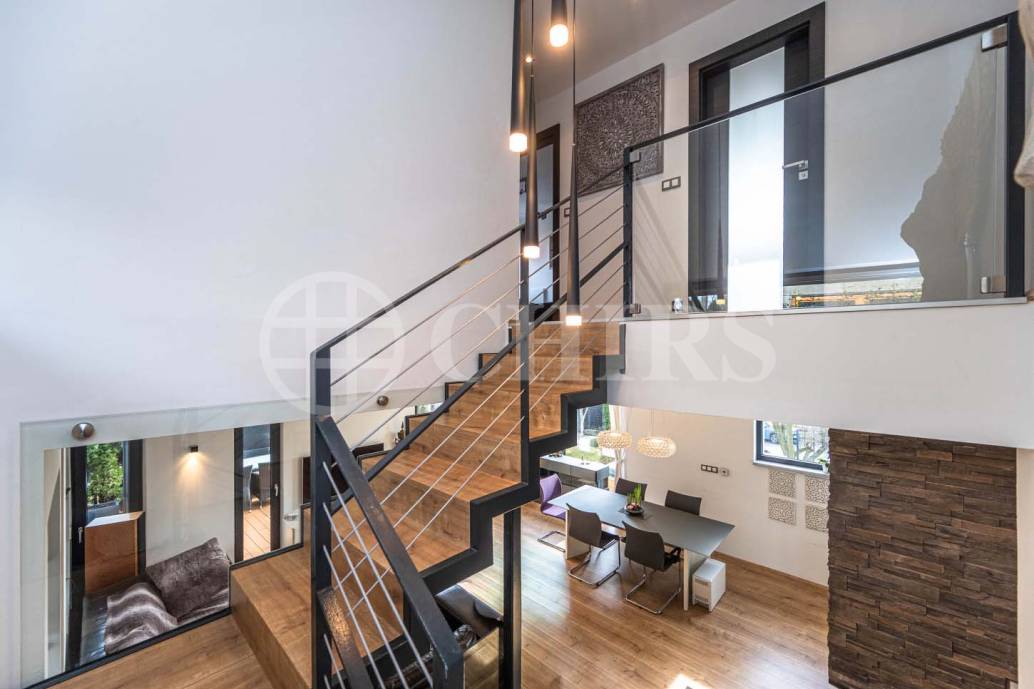 Prodej rodinného domu 5+kk s terasou, dvěma garážemi a zahradou, ul. K Rozvodně 1094/26, Praha 5 - Slivenec