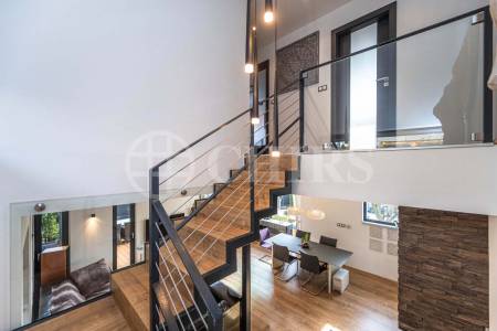 Prodej rodinného domu 5+kk s terasou, dvěma garážemi a zahradou, ul. K Rozvodně 1094/26, Praha 5 - Slivenec