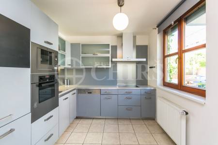 Pronájem bytu 3+kk s balkonem, garážovým stáním, zahrádkou, OV, 75m2, ul. Paťanka 2611/5, Praha 6 - Bubeneč