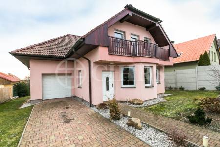 Pronájem rodinného domu 4+1, OV, 230m2, ul. K Rozvodně 1046/1, Praha - Slivenec