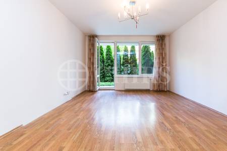 Prodej bytu 2+kk s předzahrádkou a garážovým stáním, OV, 47m2, ul. Werichova 1145/25, Praha 5 - Hlubočepy