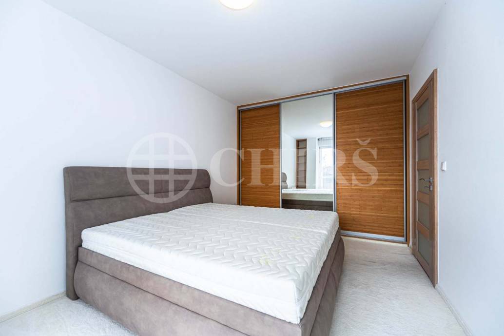 Prodej bytu 4+kk s terasou a uzamykatelnými garážemi, OV, 180m2, ul. Klausova 2559/11, Praha 5 - Stodůlky