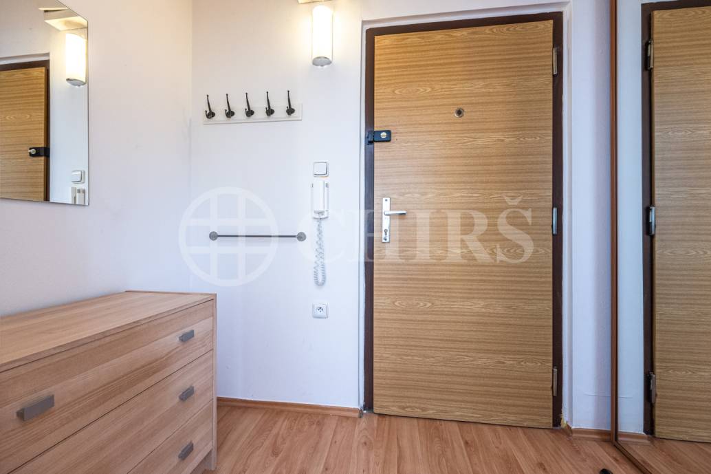 Pronájem bytu 2+1, 43m2, šatna, sklep ul. Na Betonce 1361/3, Praha 5 - Radotín