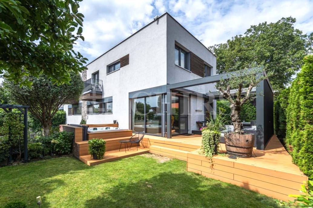 Prodej rodinného domu 5+kk s terasou, dvěma garážemi a zahradou, ul. K Rozvodně 1094/26, Praha 5 - Slivenec