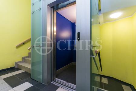 Pronájem ateliéru 2+kk s balkonem, OV, 58m2, ul. Pod Klamovkou 1268/3, Praha 5 - Košíře