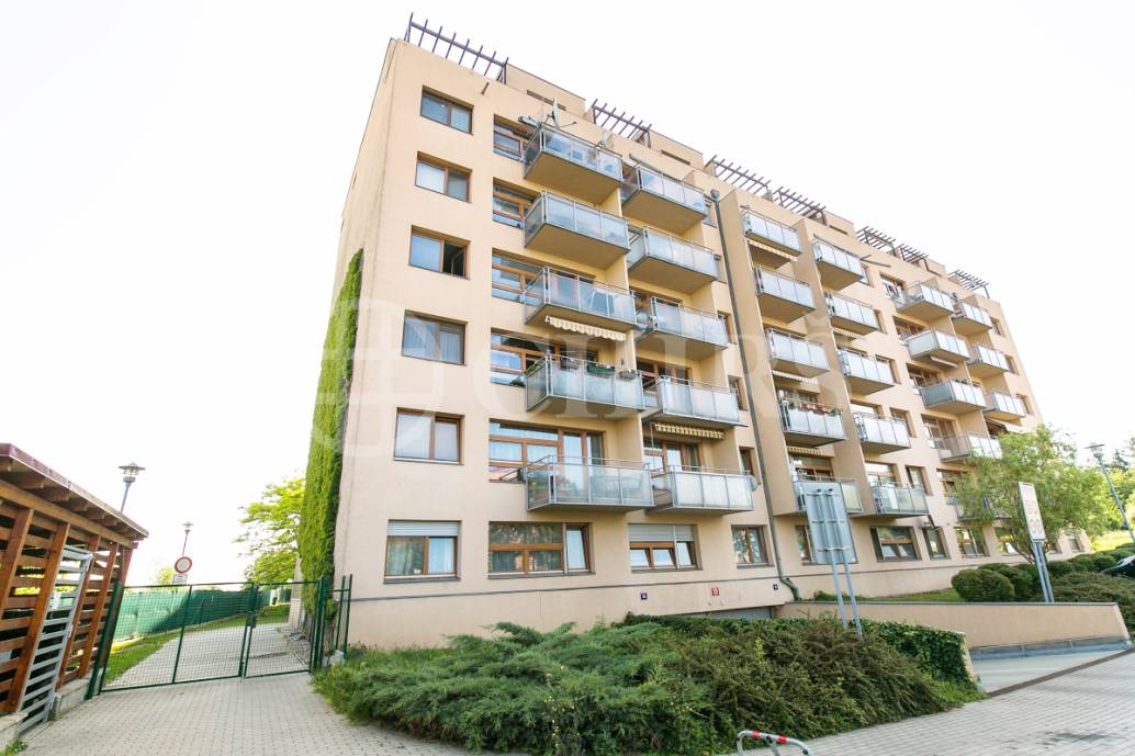 Pronájem garážového stání, OV, 18m2, ul. Štěpařská 1131/14, Praha 5 - Barrandov