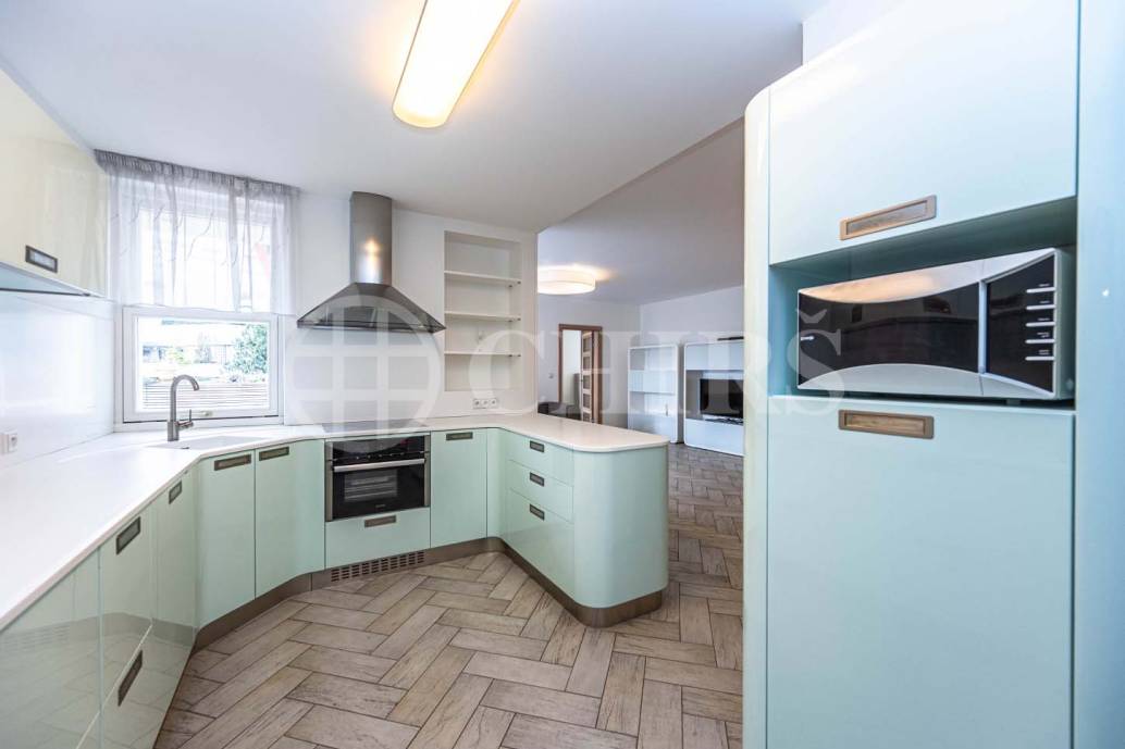 Prodej bytu 4+kk s terasou a uzamykatelnými garážemi, OV, 180m2, ul. Klausova 2559/11, Praha 5 - Stodůlky