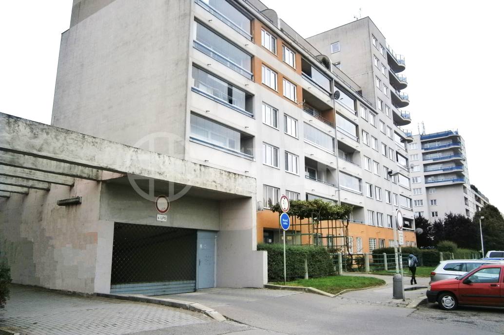 Prodej garážového stání, OV, 14m2, ul. Bašteckého 2542/16, Praha 13 - Velká Ohrada