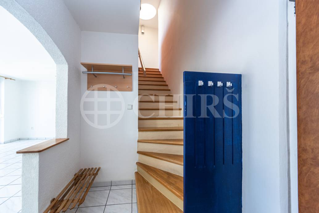 Pronájem mezonetového bytu 4+kk se dvěma terasami, OV, 109 m2, Sluneční náměstí 2560/4, Praha 5 - Hůrka
