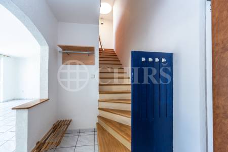 Pronájem mezonetového bytu 4+kk se dvěma terasami, OV, 109 m2, Sluneční náměstí 2560/4, Praha 5 - Hůrka