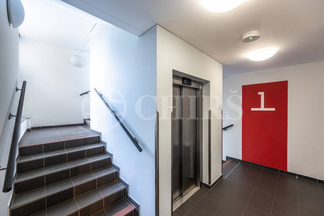 Pronájem bytu 3+kk se dvěma balkony, sklepem a garážovým stáním, OV, 81m2, ul. Pod Stolovou horou 984/5, Praha 5 – Jinonice