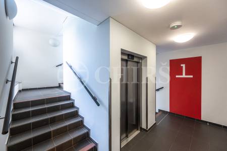 Pronájem bytu 3+kk se dvěma balkony, sklepem a garážovým stáním, OV, 81m2, ul. Pod Stolovou horou 984/5, Praha 5 – Jinonice