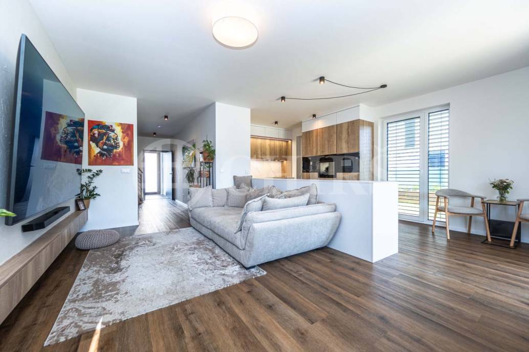 Prodej rodinného domu 4+kk, 119 m2, se zahradou a garáží, ul. Emy Destinové 519, Jinočany