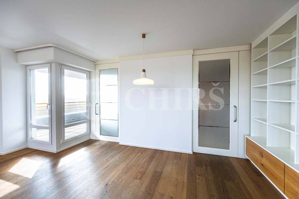 Prodej bytu 4+1 s balkonem, lodžií, sklepem a garážovými stáními, OV, 172m2, ul. Klausova 1361/13a, Praha 5 - Stodůlky